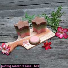 A picture of Puding Santan Stroberi, Pandan, Cokelat.