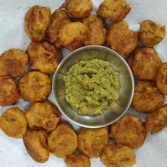 A picture of Jimikand ki pakodi with Amla ki chutney.