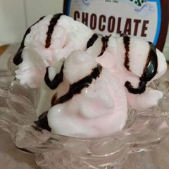 A picture of Strawberry Ice-cream with Chocolate Flavor.