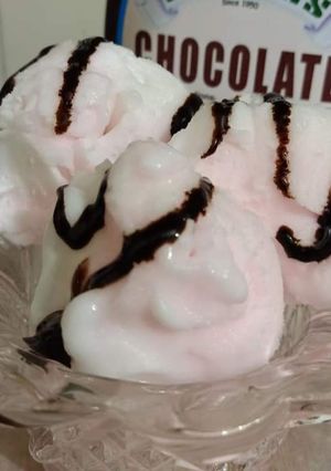A picture of Strawberry Ice-cream with Chocolate Flavor.