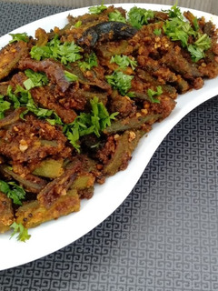 મસાલા ભીંડી (Masala Bhindi Recipe In Gujarati) રેસીપી મુખ્ય ફોટો