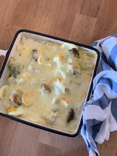 Una foto de Romanescu con bechamel, queso y pesto