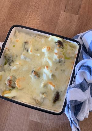 Una foto de Romanescu con bechamel, queso y pesto
