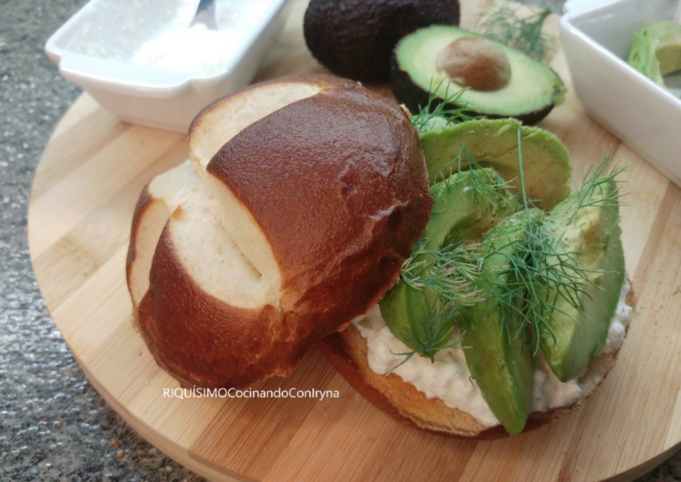 Desayuno con panecillo, ricota y aguacate