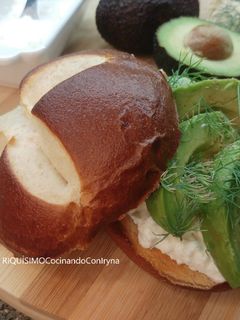 Una foto de Desayuno con panecillo, ricota y aguacate