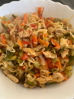 Una foto de Wok de pollo