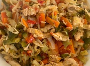 Una foto de Wok de pollo