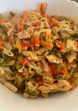 Una foto de Wok de pollo