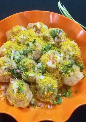 A picture of Sev puri.