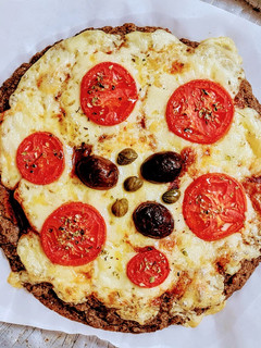 Una foto de Pizza con pura harina de sorgo blanco e integral 🍕 sin gluten, sin refinados 🍕Consigna: SIN trigo