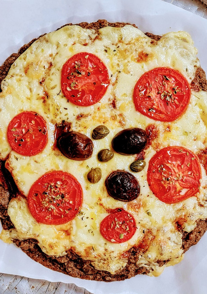 Una foto de Pizza con pura harina de sorgo blanco e integral 🍕 sin gluten, sin refinados 🍕Consigna: SIN trigo