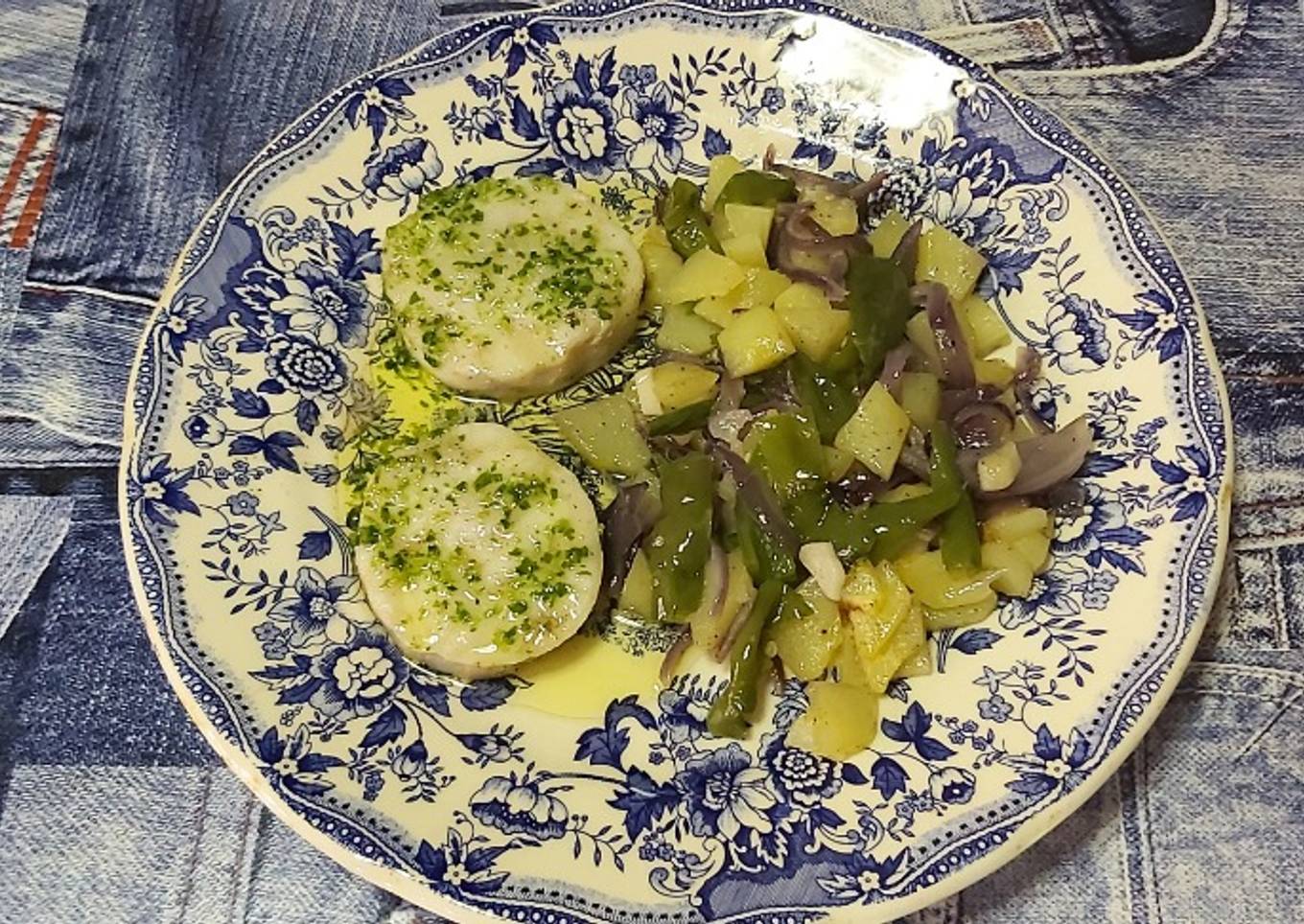 Medallones de merluza con salsa verde y patatas con lékué