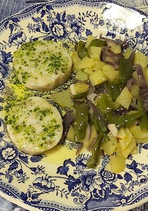 Una foto de Medallones de merluza con salsa verde y patatas con lékué