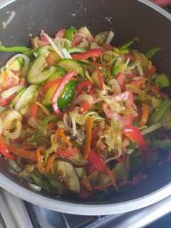 Una foto de Fideos con verduras. (Vegetariano)