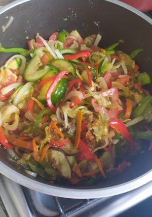 Una foto de Fideos con verduras. (Vegetariano)