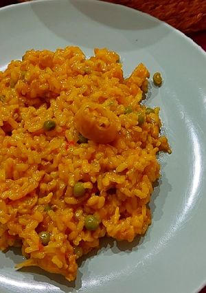 Una foto de Arroz meloso con calamares, mero y guisantes
