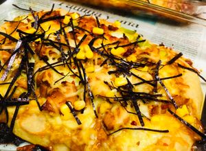 Una foto de Pizza de pollo Teriyaki Japoné TERIYAQUI CHICKEN PIZZA🇺🇾🇯🇵照り焼きチキンピザ