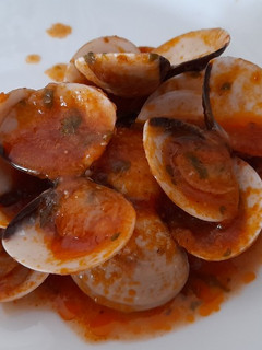 Una foto de Almejas con tomate