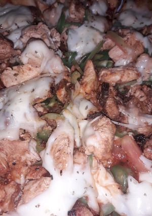 A picture of Chicken tikka pizza burst.