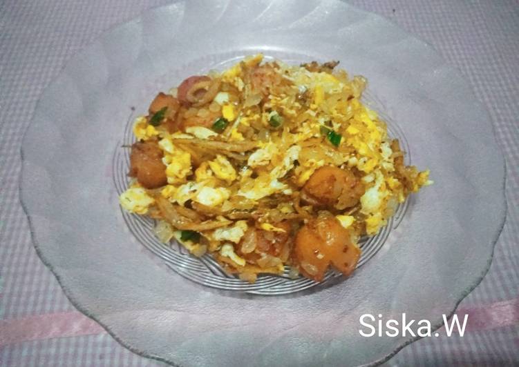 Bagaimana Menyiapkan Nasi Goreng Shirataki with Sosis Telur Teri Lezat