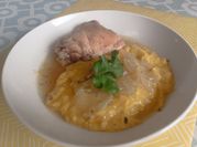 Una foto de pollo con papas y zapallo