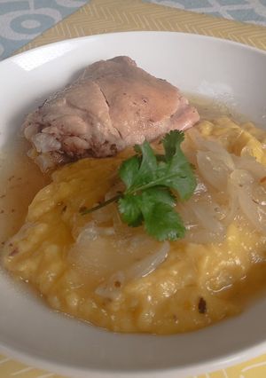 Una foto de Puré de papa y zapallo, con pollo y cebolla caramelizada