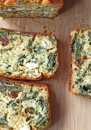 Une photo de Cake épinards feta et tomates séchées