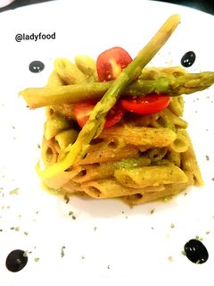 Una foto de Pasta integral con crema de espárragos🍝🍀🌺