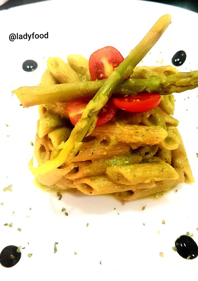 Una foto de Pasta integral con crema de espárragos🍝🍀🌺