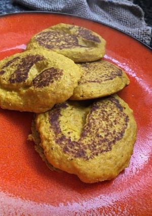 Una foto de Panqueques zapallo y avena para bebés BLW