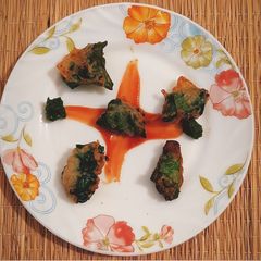 A picture of Cheesy Palak Fritters.