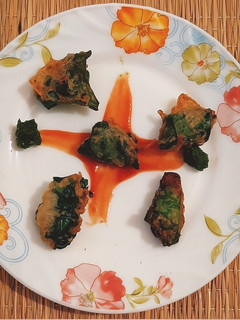 A picture of Cheesy Palak Fritters.