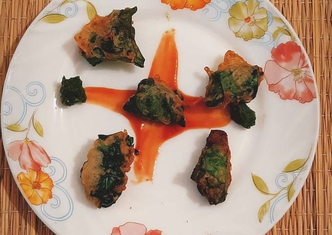Cheesy Palak Fritters Recipe
