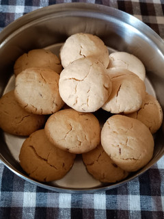 A picture of Surti makhania biscuit.
