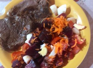 Una foto de Churrasco con Ensalada de remolacha, zanahoria y huevo 😋