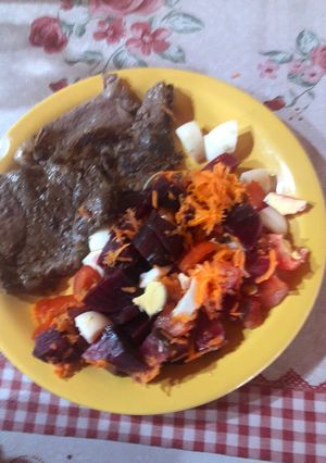 Una foto de Churrasco con Ensalada de remolacha, zanahoria y huevo 😋