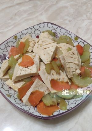 西芹炒花枝(素) 的食譜成品照片