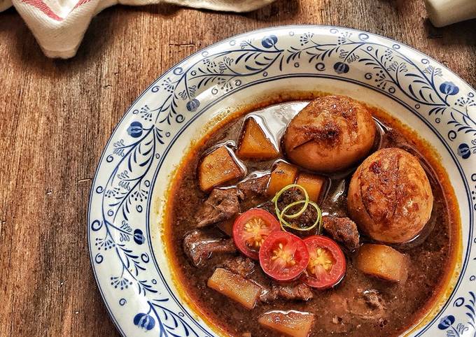 Semur daging-telur pedas