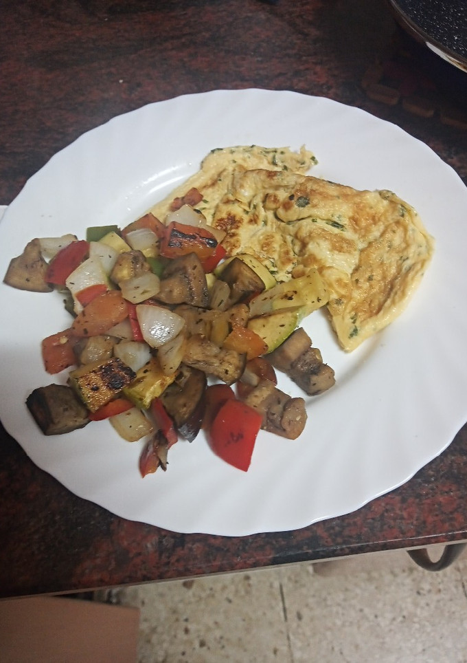 Una foto de Tortilla francesa con verduras de aprovechamiento