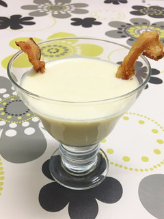 Una foto de Vichyssoise con almitas de Torrezno de Soria