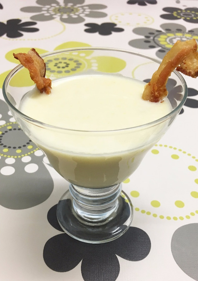 Una foto de Vichyssoise con almitas de Torrezno de Soria