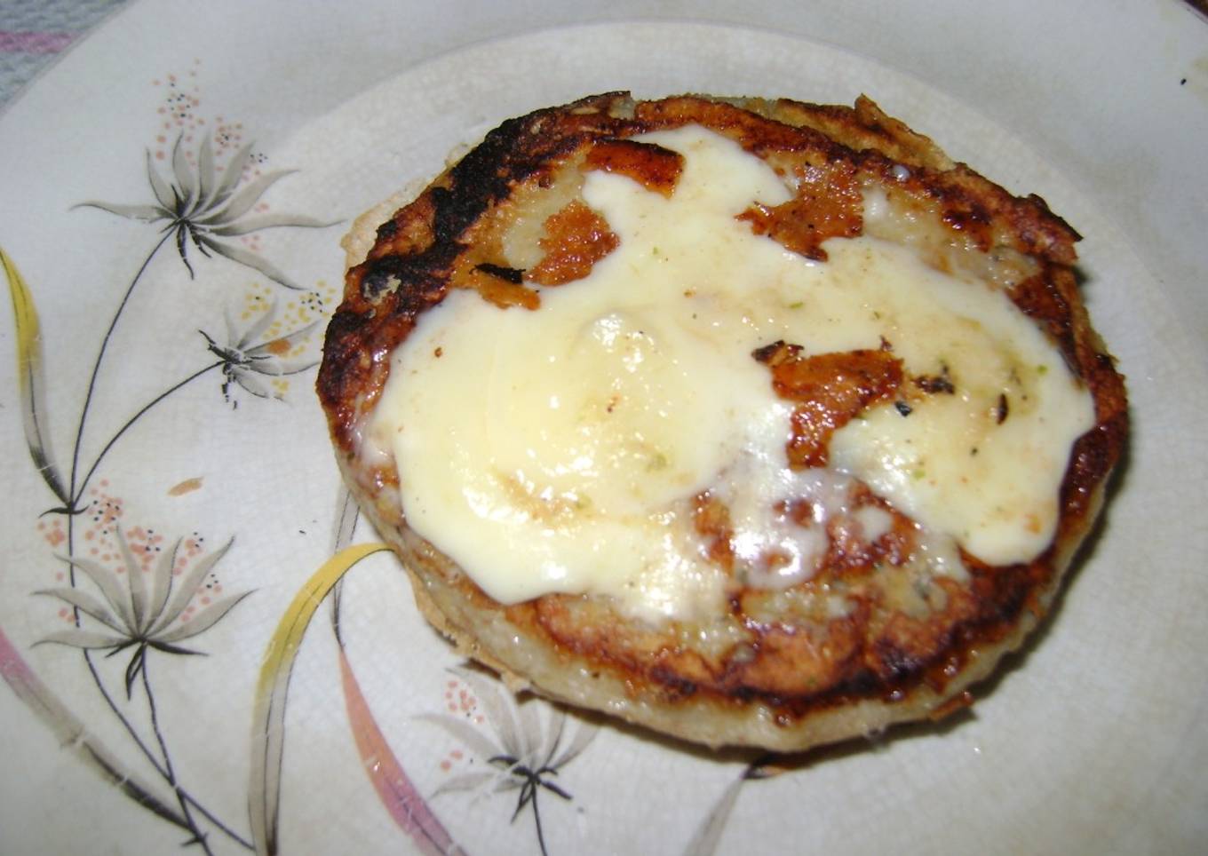 Hamburguesa con queso, huevo y hongos salteados con cebolla