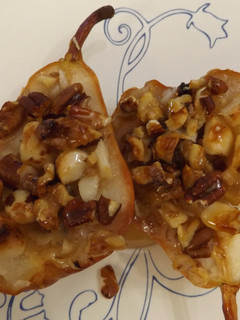 Una foto de Peras frescas horneadas con miel, Gorgonzola y nueces variadas