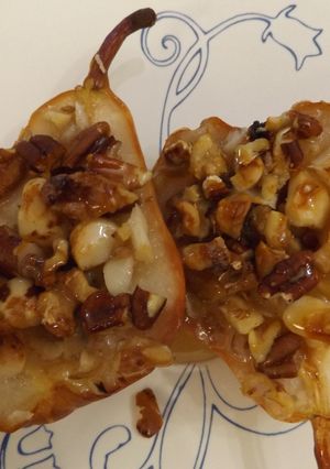 Una foto de Peras frescas horneadas con miel, Gorgonzola y nueces variadas