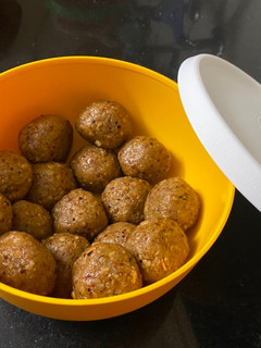 ભાખરી ના લાડુ (Bhakhri Ladoo recipe in Gujarati) રેસીપી મુખ્ય ફોટો