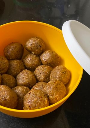 ભાખરી ના લાડુ (Bhakhri Ladoo recipe in Gujarati) રેસીપી મુખ્ય ફોટો