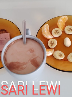 Una foto de Desayuno caliente día 3>Leche con ColaCao>Tostada de jamón cocido>Mandarina y plátano
