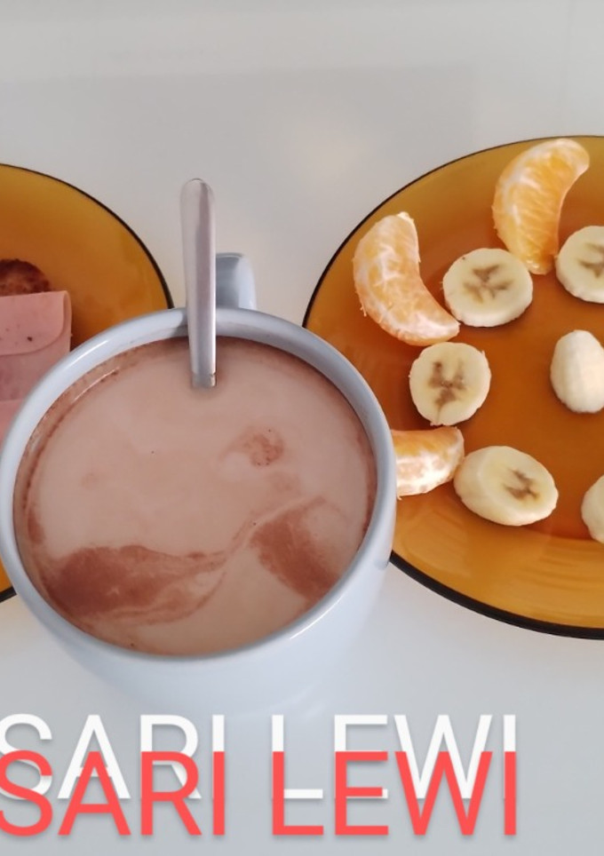 Una foto de Desayuno caliente día 3>Leche con ColaCao>Tostada de jamón cocido>Mandarina y plátano