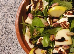 Una foto de Ensalada de panela asada, pistaches y manzana