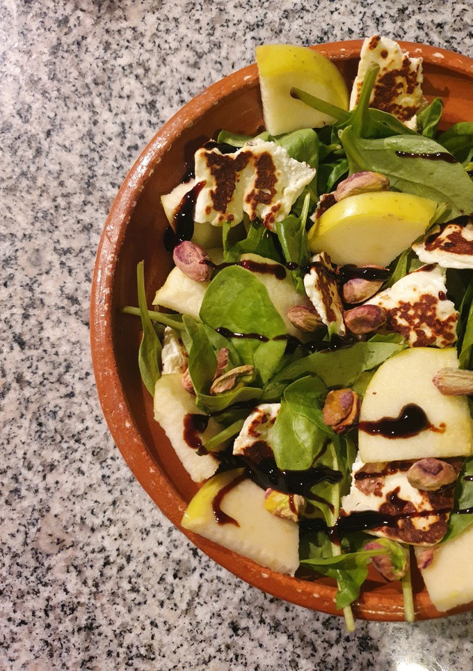 Una foto de Ensalada de panela asada, pistaches y manzana